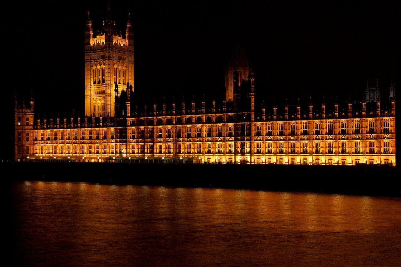Night time picture of houses of parliament