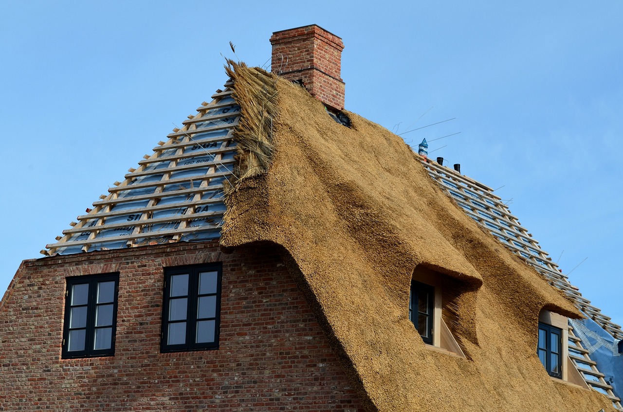 A partially fitted thatched roof